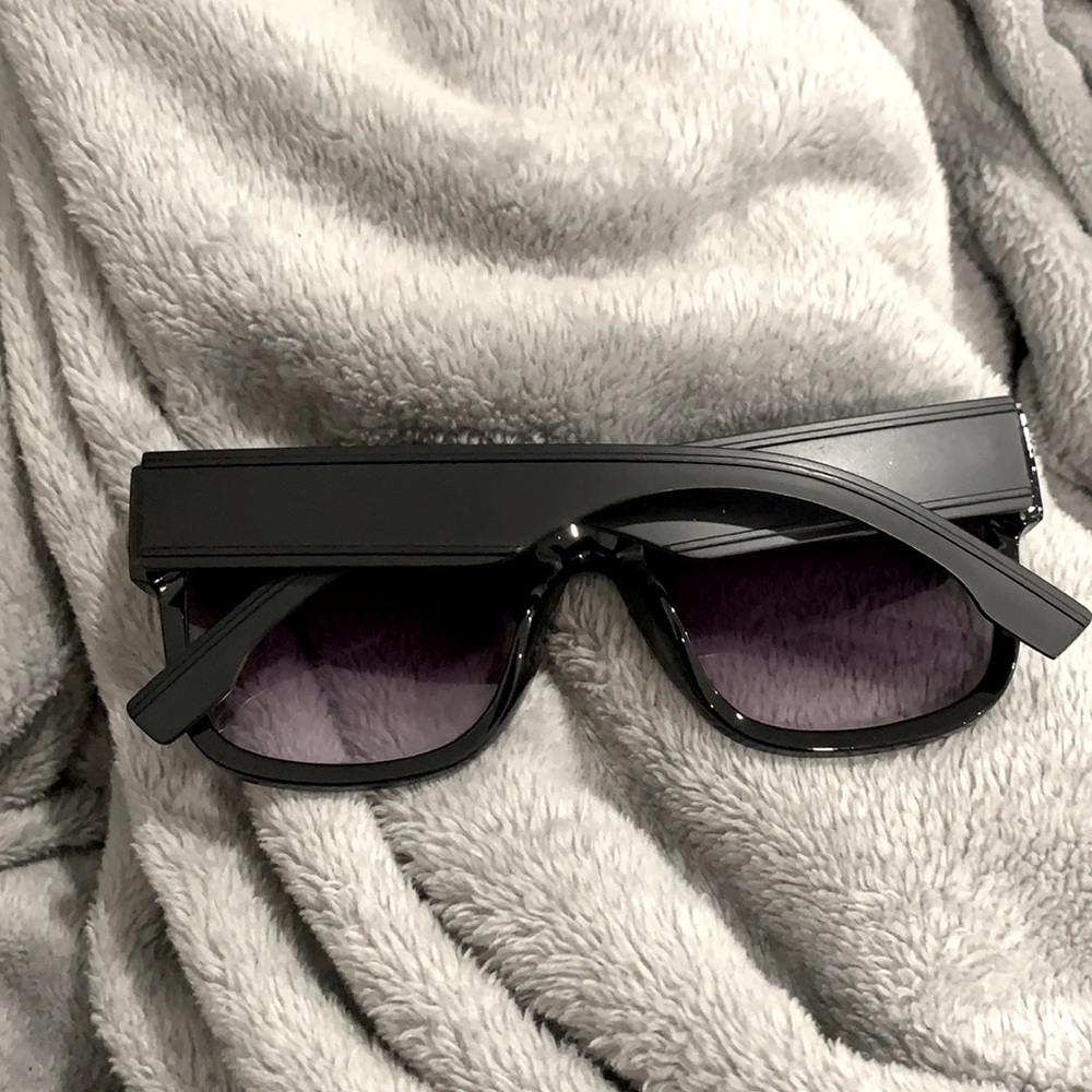 Black sunglasses - Picture 2 of 3